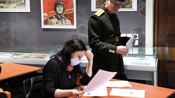 Участники Международной просветительско-патриотической акции Диктант Победы 2021, посвященной 76-й годовщине Победы в Великой Отечественной войне, в Музее-мемориале Великой Отечественной войны 1941-1945 годов в Казани Участники Международной просветительско-патриотической акции Диктант Победы 2021, посвященной 76-й годовщине Победы в Великой Отечественной войне, в Музее-мемориале Великой Отечественной войны 1941-1945 годов в Казани