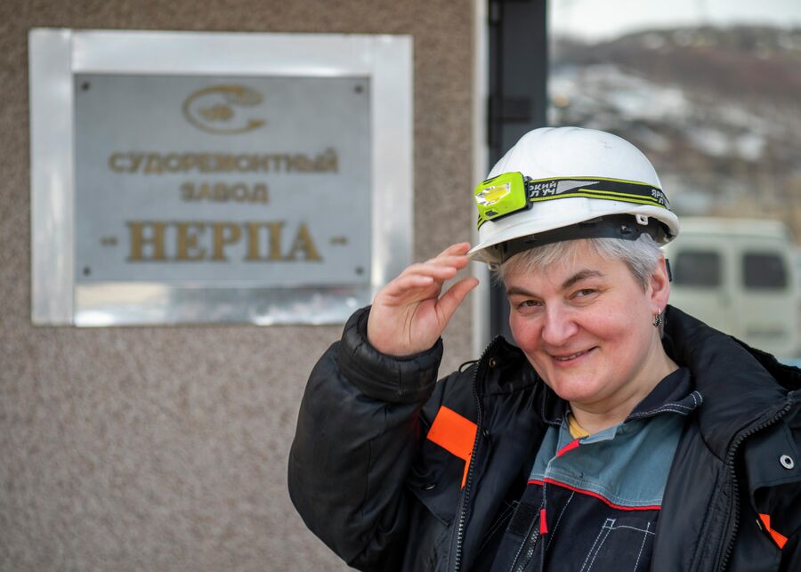 Яна Смирнова у входа в судоремонтный завод ''Нерпа'' Яна Смирнова у входа в судоремонтный завод ''Нерпа''