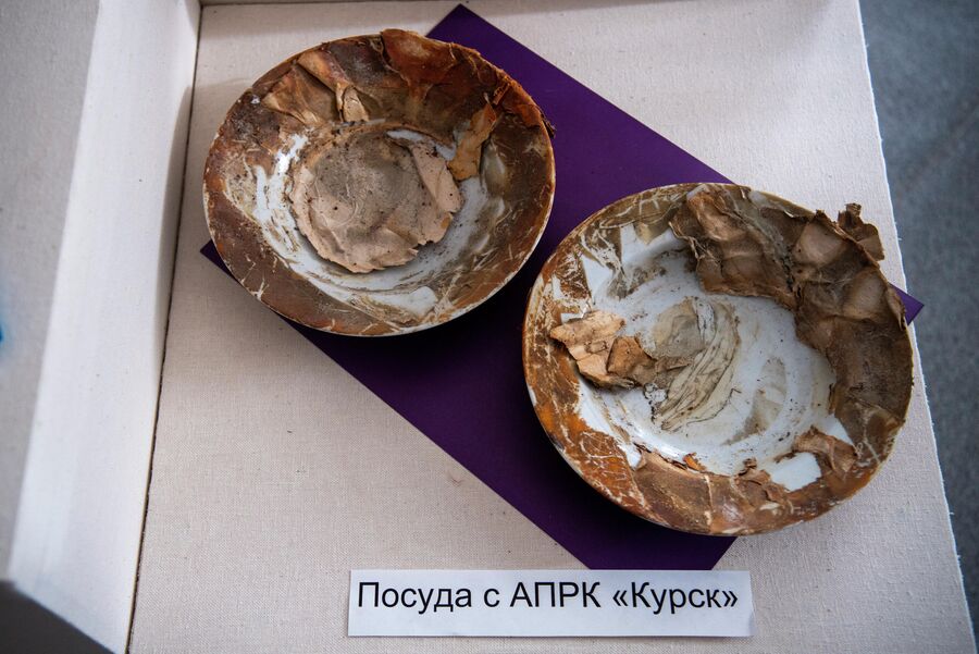 Тарелки, найденные в подлодке ''Курск, хранятся в заводском музее Тарелки, найденные в подлодке ''Курск, хранятся в заводском музее