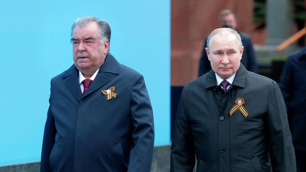 Путин прибыл на Красную площадь и пожал руки ветеранам
