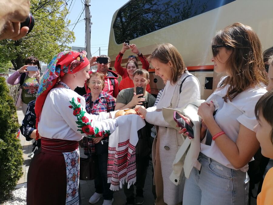 Гостей туристического поезда встретили хлебом и солью в Новороссийске