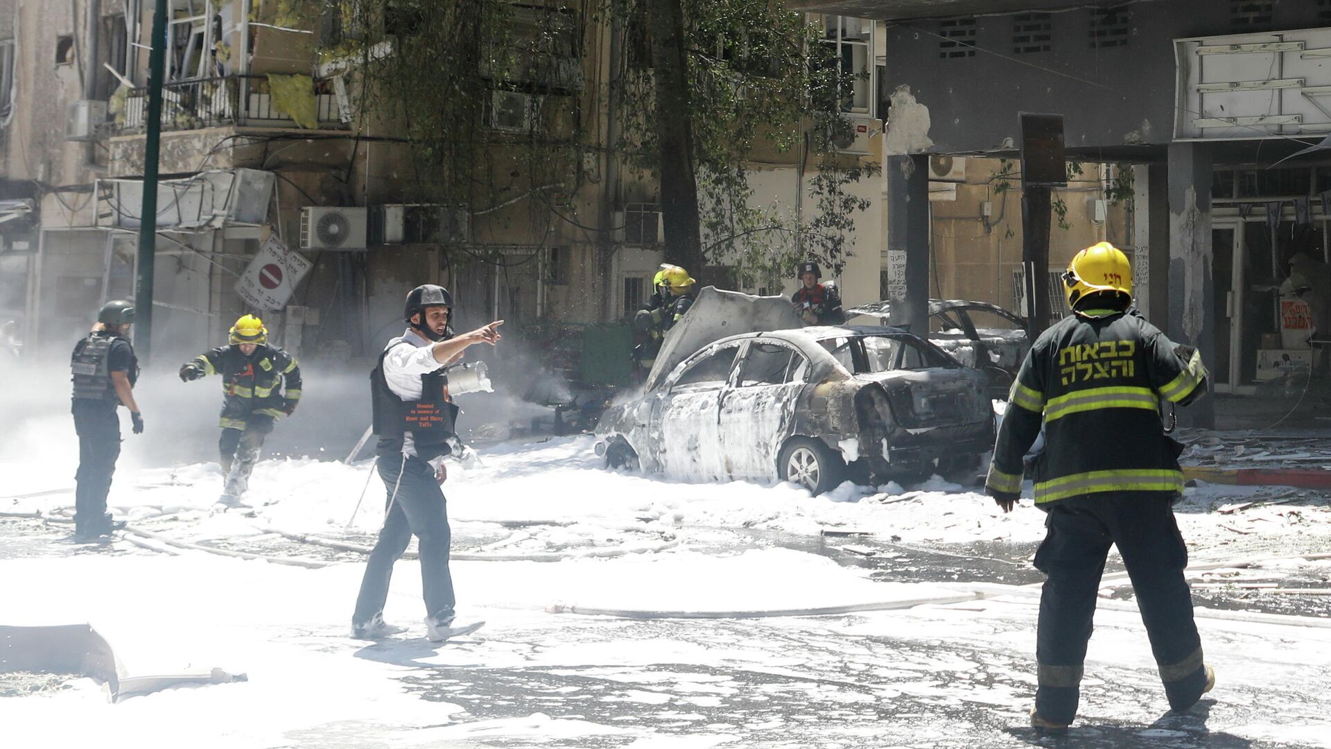 Пожарные ликвидируют последствия падения ракеты, выпущенной из Газы в пригороде Тель-Авива, Израиль - РИА Новости, 1920, 16.05.2021