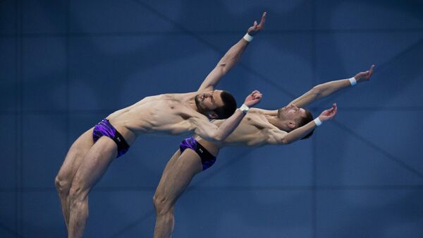 Минибаев и Бондарь выиграли в синхронных прыжках в воду с вышки на ЧР