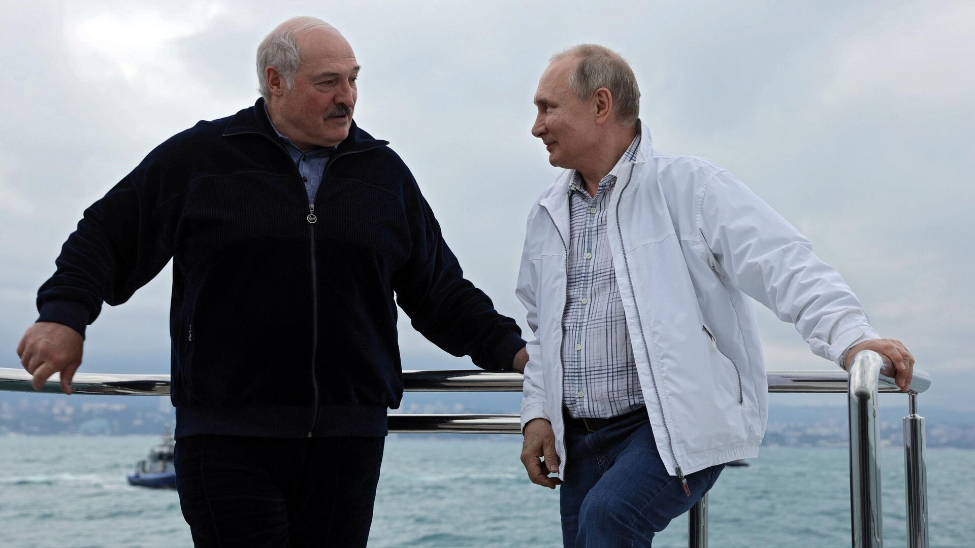 Песков не стал комментировать отказ Путина купаться в море с Лукашенко