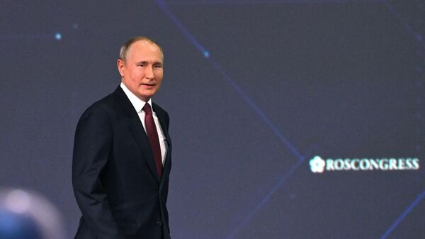 Путин поручил обратить внимание на закупки для госнужд