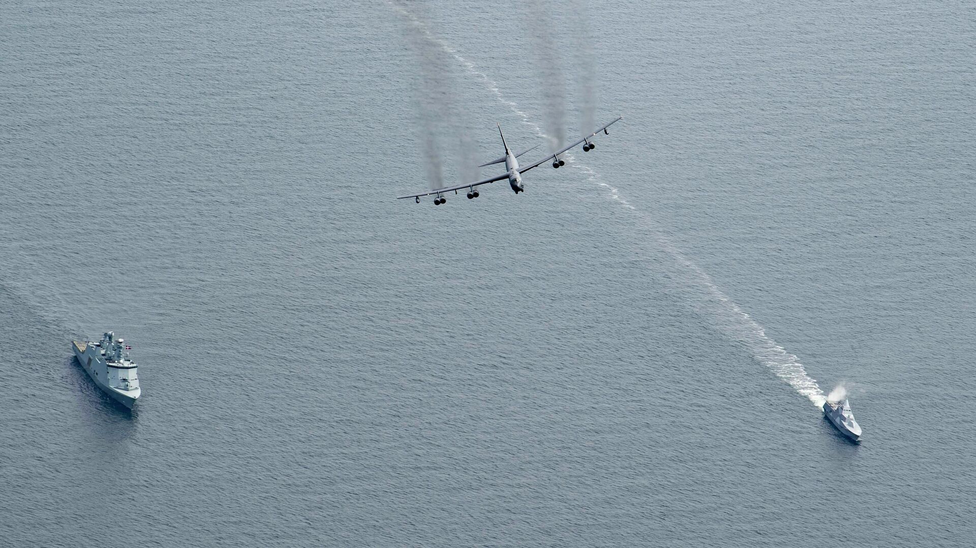 Стратегический бомбардировщик ВВС США B-52H Stratofortress пролетает над кораблем Королевских военно-морских сил Дании HDMS Esbern Snare (L17) (слева) и корветом HMS Karlstad (K35) ВМC Швеции во время Baltops Стратегический бомбардировщик ВВС США B-52H Stratofortress пролетает над кораблем Королевских военно-морских сил Дании HDMS Esbern Snare (L17) (слева) и корветом HMS Karlstad (K35) ВМC Швеции во время Baltops - РИА Новости, 1920, 11.06.2021