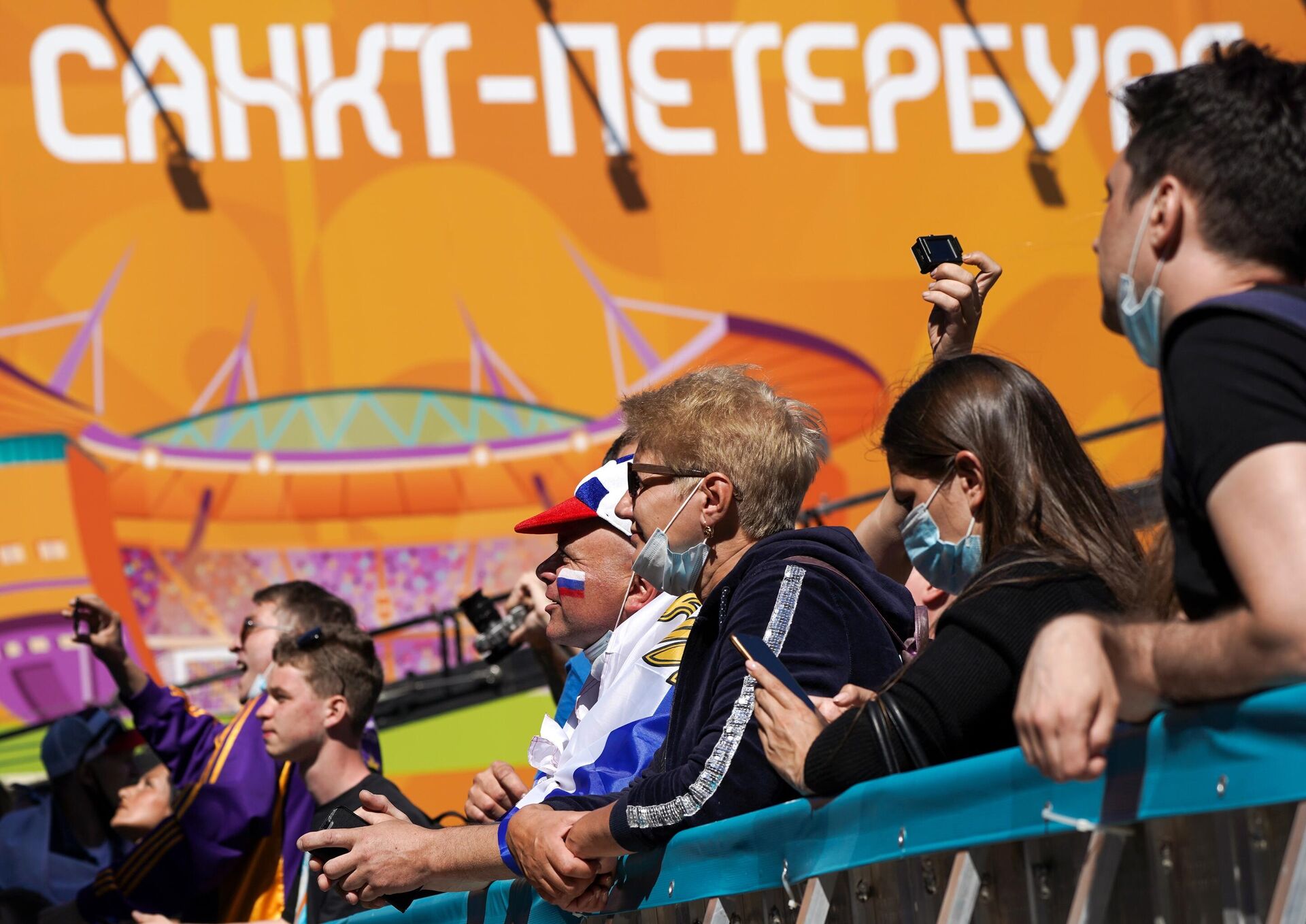 Болельщики во время просмотра трансляции матча 2-го тура группового этапа чемпионата Европы по футболу 2020 между сборными Финляндии и России в футбольной деревне УЕФА Евро-2020 в Санкт-Петербурге. Болельщики во время просмотра трансляции матча 2-го тура группового этапа чемпионата Европы по футболу 2020 между сборными Финляндии и России в футбольной деревне УЕФА Евро-2020 в Санкт-Петербурге. - РИА Новости, 1920, 16.06.2021