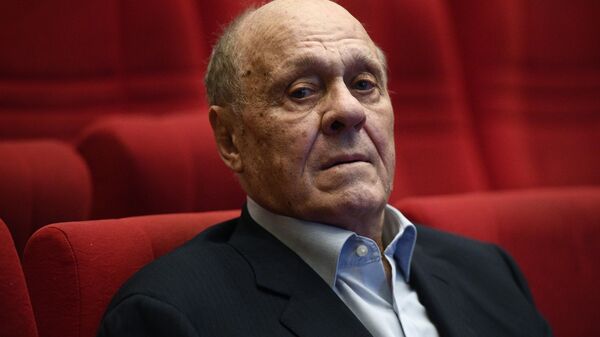 Режиссер Владимир Меньшов на Х съезде Союза кинематографистов России в Москве Режиссер Владимир Меньшов на Х съезде Союза кинематографистов России в Москве