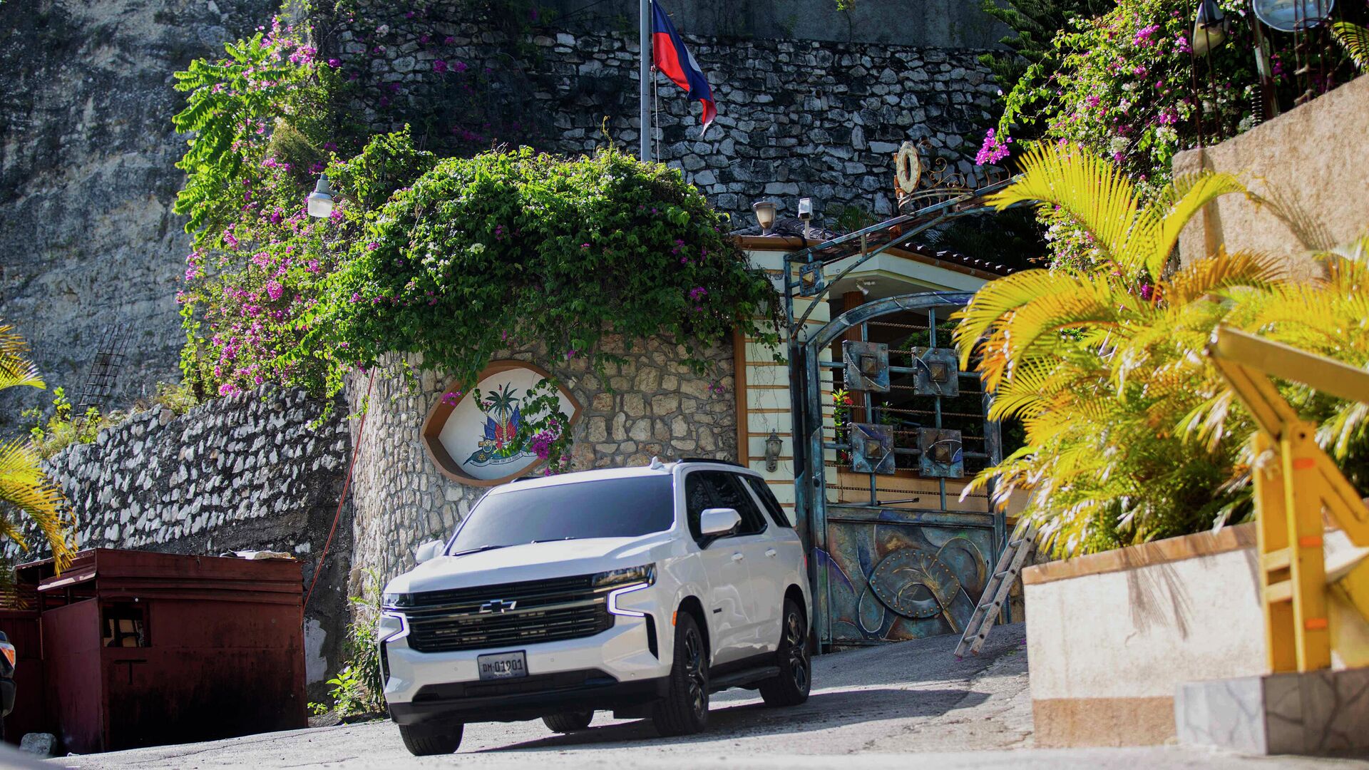 Автомобиль выезжает из резиденции покойного президента Гаити Жовенеля Моиса в Порт-о-Пренсе - РИА Новости, 1920, 11.07.2021
