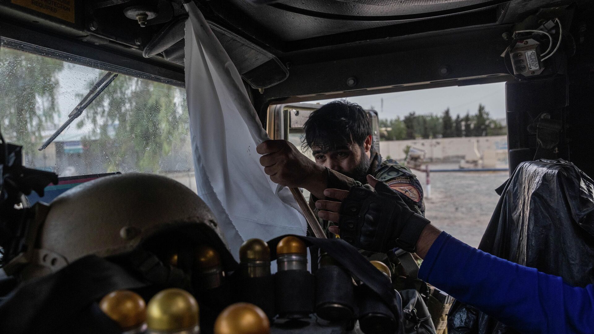 Сотрудник афганского спецназа конфискует флаг талибов* - РИА Новости, 1920, 02.08.2021