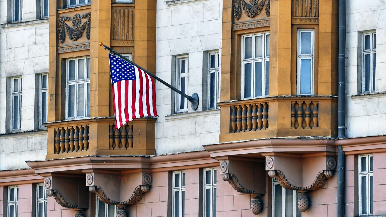 США почти полностью прекратили выдачу виз россиянам, заявили в МИД