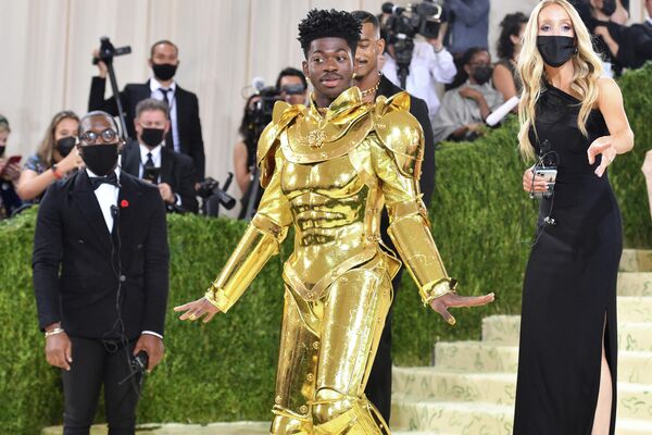 Рэпер Lil Nas X на балу Института костюма Met Gala в Нью-Йорке Рэпер Lil Nas X на балу Института костюма Met Gala в Нью-Йорке