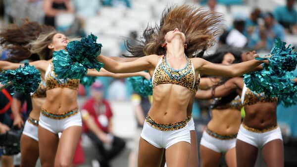 Чирлидеры Jacksonville Jaguars выступают во время первой половины футбольного матча NFL между Jacksonville Jaguars и Denver Broncos , штат Флорида Чирлидеры Jacksonville Jaguars выступают во время первой половины футбольного матча NFL между Jacksonville Jaguars и Denver Broncos , штат Флорида