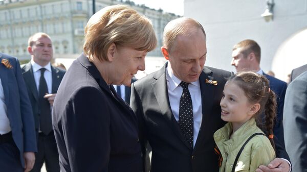 Президент РФ Владимир Путин и канцлер ФРГ Ангела Меркель после церемонии возложения цветов к Могиле Неизвестного солдата в Александровском сад Президент РФ Владимир Путин и канцлер ФРГ Ангела Меркель после церемонии возложения цветов к Могиле Неизвестного солдата в Александровском сад