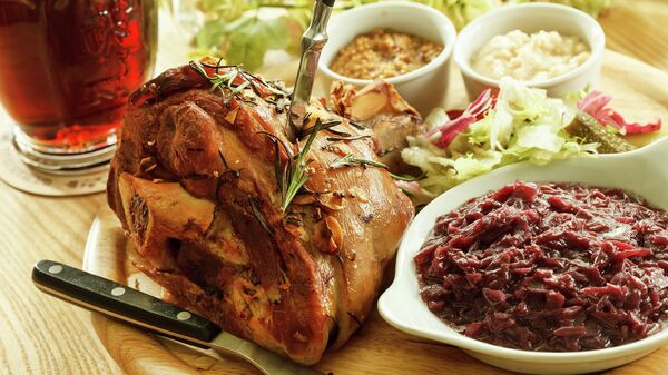 Запеченная свиная рулька, способ подачи