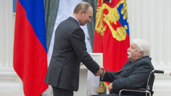 Владимир Путин (слева) и режиссер анимационного кино Эдуард Назаров. Фото с места события Владимир Путин (слева) и режиссер анимационного кино Эдуард Назаров. Фото с места события