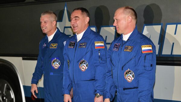 Члены экипажа экспедиции на Международную космическую станцию (МКС) астронавт НАСА Стивен Свонсон и космонавты Роскосмоса Александр Скворцов, Олег Артемьев (слева направо) перед запуском ракеты-носителя Союз-ФГ. Архивное фото Члены экипажа экспедиции на Международную космическую станцию (МКС) астронавт НАСА Стивен Свонсон и космонавты Роскосмоса Александр Скворцов, Олег Артемьев (слева направо) перед запуском ракеты-носителя Союз-ФГ. Архивное фото