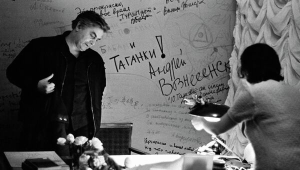 Театральный режиссер, создатель и художественный руководитель Театра на Таганке Юрий Петрович Любимов в своем кабинете Театральный режиссер, создатель и художественный руководитель Театра на Таганке Юрий Петрович Любимов в своем кабинете