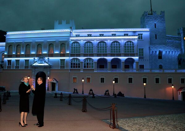 Княжеский дворец в Монако подсвечен синими прожекторами в рамках акции Light It Up Blue. На переднем плане - Принц Альберт II и его жена Шарлен Уиттсток Княжеский дворец в Монако подсвечен синими прожекторами в рамках акции Light It Up Blue. На переднем плане - Принц Альберт II и его жена Шарлен Уиттсток