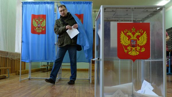 Избиратель голосует на досрочных выборах мэра города на одном из избирательных участков в Центральном районе Новосибирска Избиратель голосует на досрочных выборах мэра города на одном из избирательных участков в Центральном районе Новосибирска