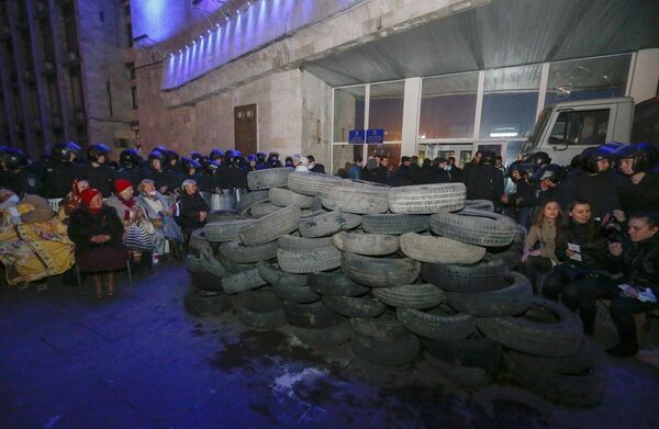 Участники митинга в Донецке, организованного сторонниками референдума о статусе региона, у здания областной администрации Участники митинга в Донецке, организованного сторонниками референдума о статусе региона, у здания областной администрации