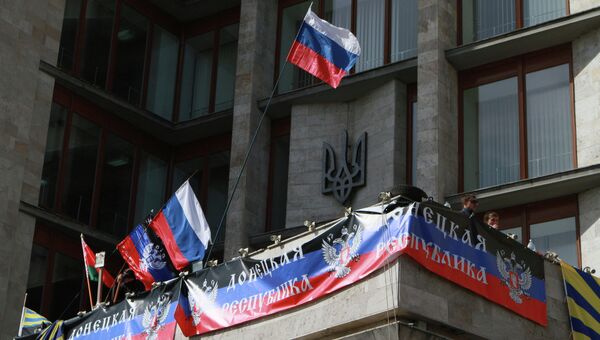Российский флаг на здании Донецкой областной администрации. Архивное фото Российский флаг на здании Донецкой областной администрации. Архивное фото
