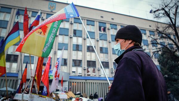 Сторонники федерализации Украины у здания СБУ в Луганске Сторонники федерализации Украины у здания СБУ в Луганске