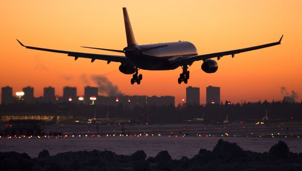 Самолет Airbus заходит на посадку. Архивное фото Самолет Airbus заходит на посадку. Архивное фото