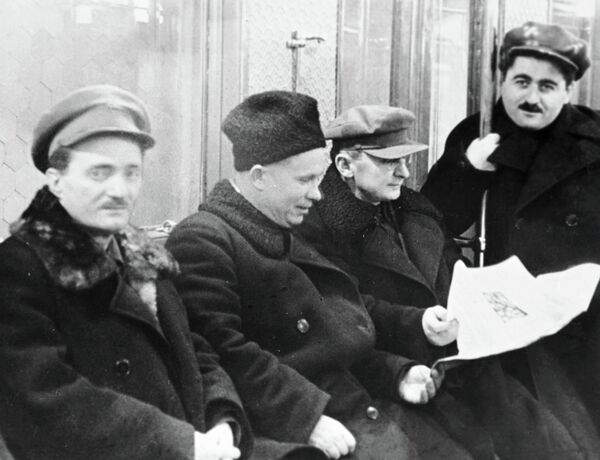 Никита Хрущев и Лаврентий Берия (второй справа) едут в вагоне Московского метрополитена в день его пуска, 1935 год Никита Хрущев и Лаврентий Берия (второй справа) едут в вагоне Московского метрополитена в день его пуска, 1935 год