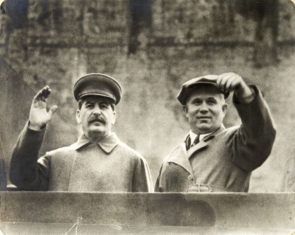 Иосиф Сталин и Никита Хрущев на трибуне Мавзолея Ленина, Москва, 1935-1937 год Иосиф Сталин и Никита Хрущев на трибуне Мавзолея Ленина, Москва, 1935-1937 год