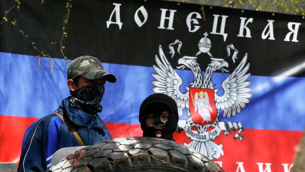 Сторонники федерализации Украины на фоне флага Донецкой республики Сторонники федерализации Украины на фоне флага Донецкой республики