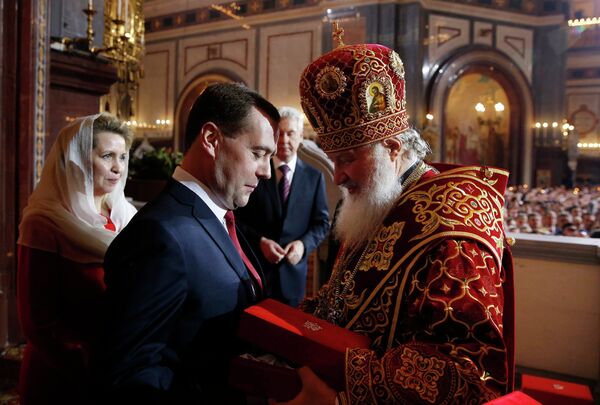 Патриарх Московский и всея Руси Кирилл поздравляет Путина и Медведева на пасхальном богослужении в храме Христа Спасителя Патриарх Московский и всея Руси Кирилл поздравляет Путина и Медведева на пасхальном богослужении в храме Христа Спасителя