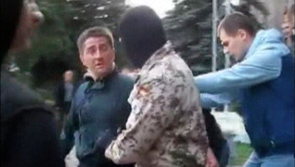 Депутат Горловского городского совета от партии Батькивщина Владимир Рыбак возле здания мэрии в Горловке. 17 апреля 2014 Депутат Горловского городского совета от партии Батькивщина Владимир Рыбак возле здания мэрии в Горловке. 17 апреля 2014