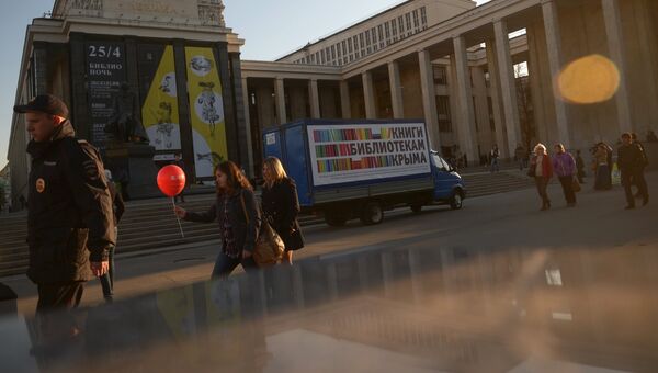 Автомобиль с книгами, собранными из фондов российских федеральных библиотек, у здания Российской государственной библиотеки перед отправкой в Крым Автомобиль с книгами, собранными из фондов российских федеральных библиотек, у здания Российской государственной библиотеки перед отправкой в Крым