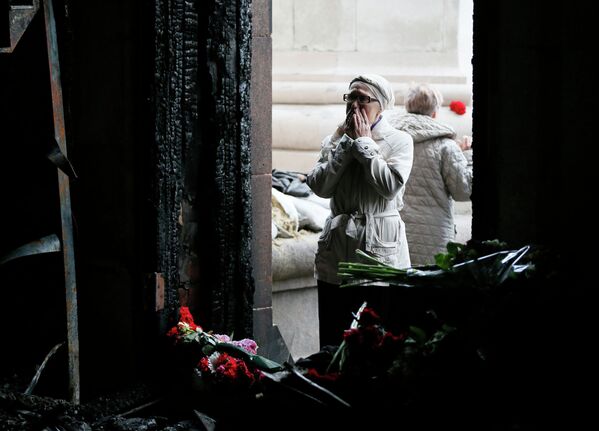 Цветы в память о погибших в результате пожара в Доме профсоюзов в Одессе Цветы в память о погибших в результате пожара в Доме профсоюзов в Одессе