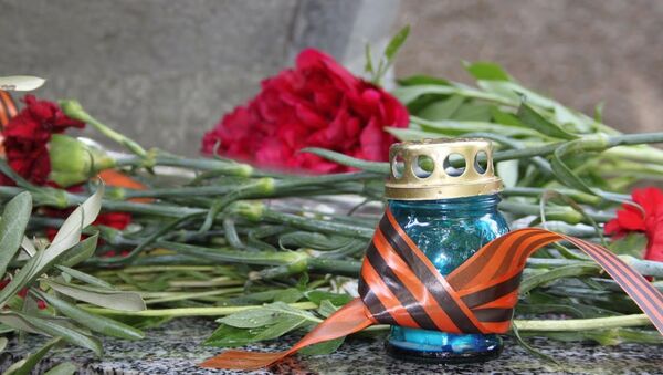 Цветы у памятника в День Победы Цветы у памятника в День Победы