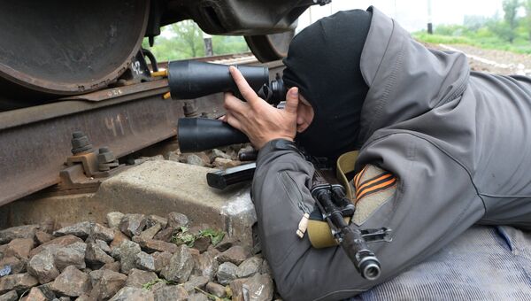 Боец самообороны Славянска на блокпосту. Архивное фото Боец самообороны Славянска на блокпосту. Архивное фото