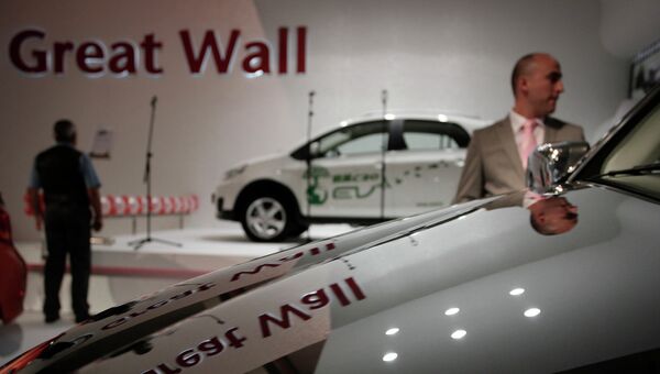 Посетители смотрят на автомобили китайского производителя Great Wall Motor в автосалоне в Софии Посетители смотрят на автомобили китайского производителя Great Wall Motor в автосалоне в Софии