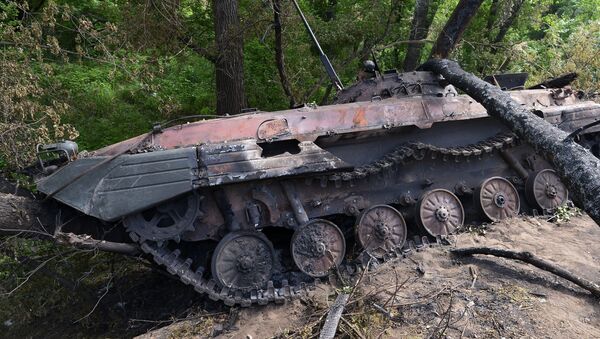 Сгоревшая БМП-2 на окраине города Рубежное в Луганской области, Архивное фото Сгоревшая БМП-2 на окраине города Рубежное в Луганской области, Архивное фото
