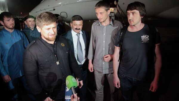 Рамзан Кадыров и освобожденные журналисты LifeNews Олег Сидякин и Марат Сайченко Рамзан Кадыров и освобожденные журналисты LifeNews Олег Сидякин и Марат Сайченко