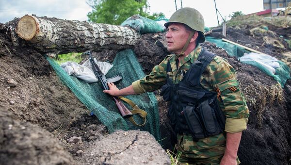 Бойцы ополчения в окопе после окончания артобстрелов в поселке Семеновка недалеко от Славянска. Архивное фото Бойцы ополчения в окопе после окончания артобстрелов в поселке Семеновка недалеко от Славянска. Архивное фото