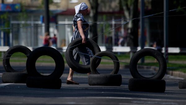 КПП на дороге в аэропорт Донецка. Архивное фото КПП на дороге в аэропорт Донецка. Архивное фото