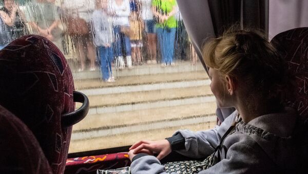 Жители Славянска отправляют детей из города Жители Славянска отправляют детей из города