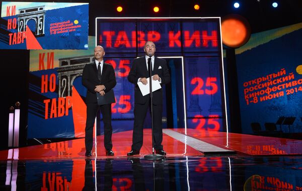 Председатель попечительского совета Кинотавра, режиссер Федор Бондарчук и президент Кинотавра, продюсер Александр Роднянский на церемонии открытия XXV Российского кинофестиваля Кинотавр Председатель попечительского совета Кинотавра, режиссер Федор Бондарчук и президент Кинотавра, продюсер Александр Роднянский на церемонии открытия XXV Российского кинофестиваля Кинотавр