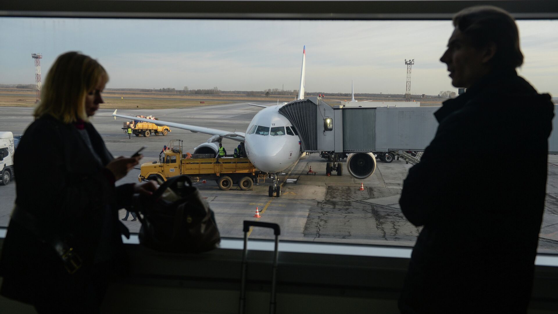 В новосибирском аэропорту сняли с рейса дебошира