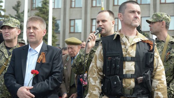 Второй слева - народный мэр Славянска Вячеслав Пономарев. Архивное фото Второй слева - народный мэр Славянска Вячеслав Пономарев. Архивное фото