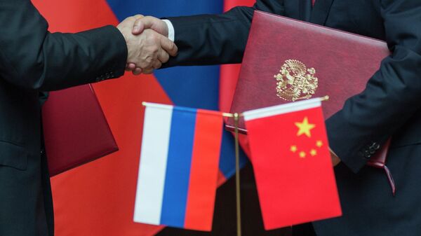 Владимир Путин и Си Цзиньпин на церемонии подписания документов по результатам российско-китайских переговоров. Архивное фото Владимир Путин и Си Цзиньпин на церемонии подписания документов по результатам российско-китайских переговоров. Архивное фото