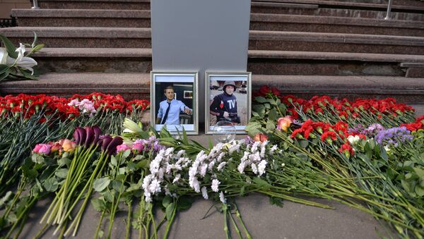 Цветы у здания ВГТРК в память о погибших журналистах Цветы у здания ВГТРК в память о погибших журналистах