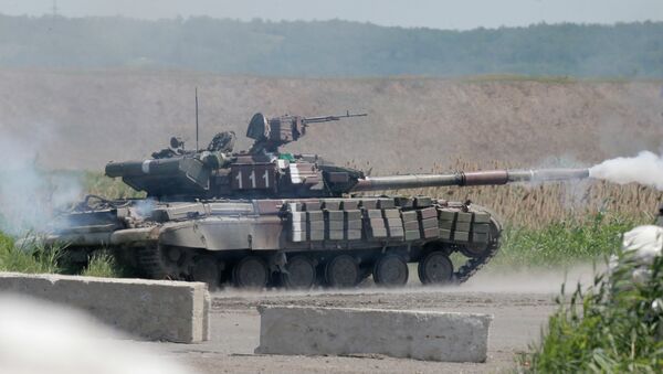 Танк украинской армии принимает участие в боях на востоке Украины. Архивное фото Танк украинской армии принимает участие в боях на востоке Украины. Архивное фото