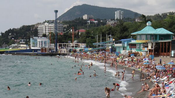 Отдыхающие на центральном пляже Алушты Отдыхающие на центральном пляже Алушты